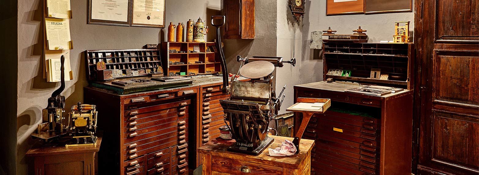 Muzeum Prasy Śląskiej kolekcjonuje i udostępnia zwiedzającym eksponaty związane z historią prasy i drukarstwa na Śląsku